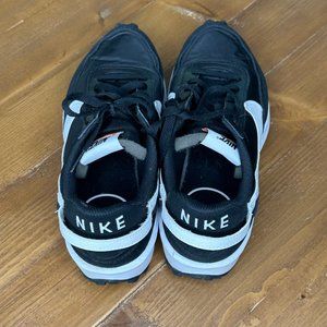 Nike Women’s Waffle Debut Sneaker, black/white size 8